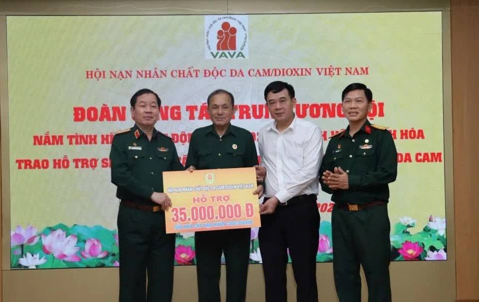 Thanh Hóa: Tặng quà hỗ trợ các nạn nhân chất độc da cam/dioxin thiệt hại do bão lụt