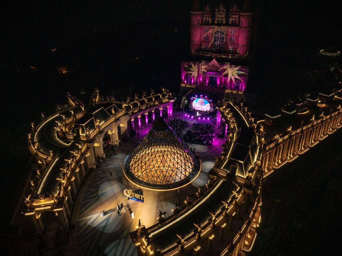 Khung cảnh huyền ảo, lung linh tại Quảng trường Nhật thực của sự kiện của Manulife do ekip đạo diễn LongKan thực hiện