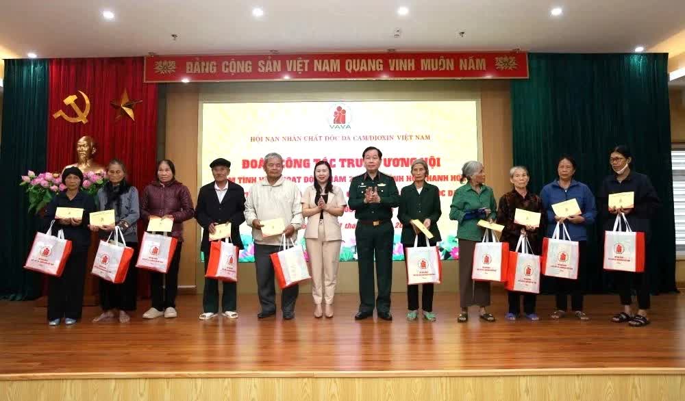 Thanh Hóa: Tặng quà hỗ trợ các nạn nhân chất độc da cam/dioxin thiệt hại do bão lụt