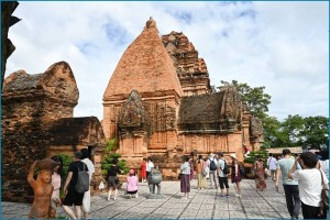 Tàu biển quốc tế Piano Land đưa gần 1.000 du khách đến Khánh Hòa