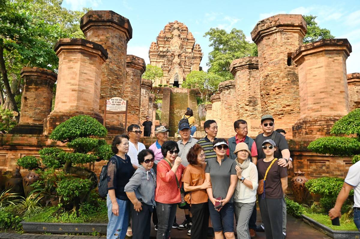 Tàu biển quốc tế Piano Land đưa 1.000 du khách cặp cảng quốc tế Cam Ranh