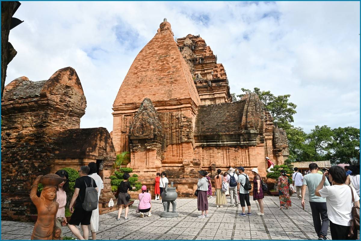 Tàu biển quốc tế Piano Land đưa 1.000 du khách cặp cảng quốc tế Cam Ranh