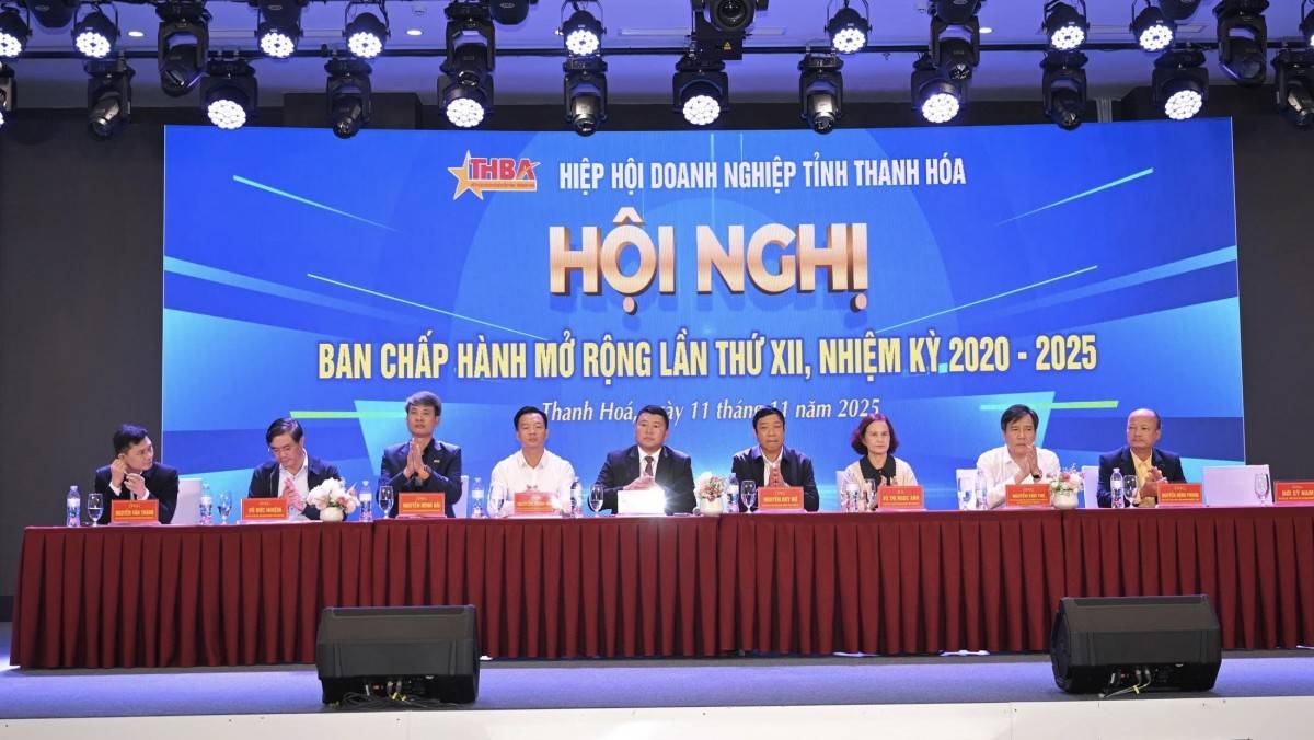 Đoàn Chủ tịch điều hành hội nghị.