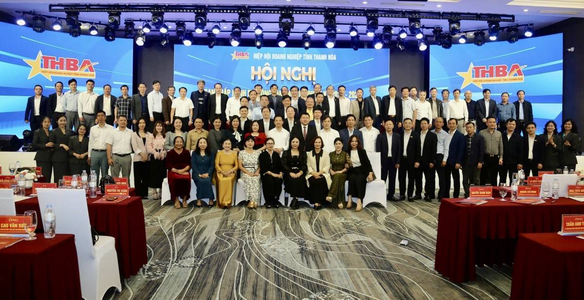 Các đại biểu tham dự hội nghị chụp ảnh lưu niệm