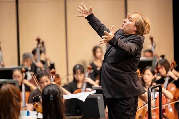 Nhạc trưởng Yury Tkachenko với phong cách chỉ huy đầy cảm xúc.