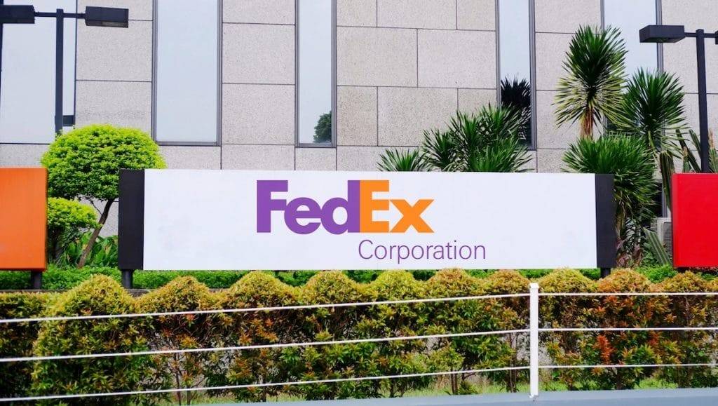 Hơn 50 năm sau khi thành lập, Frederick W. Smith vẫn là một phần quan trọng của FedEx với tư cách là chủ tịch điều hành cho đến khi ông qua đời vào năm 2025. (Nguồn: Poetra.RH / Shutterstock)