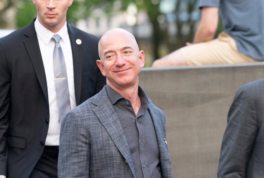 Những thất bại ban đầu của Jeff Bezos tại Amazon không ngăn cản ông phát triển công ty vượt xa việc bán sách. (Nguồn: lev radin / Shutterstock)