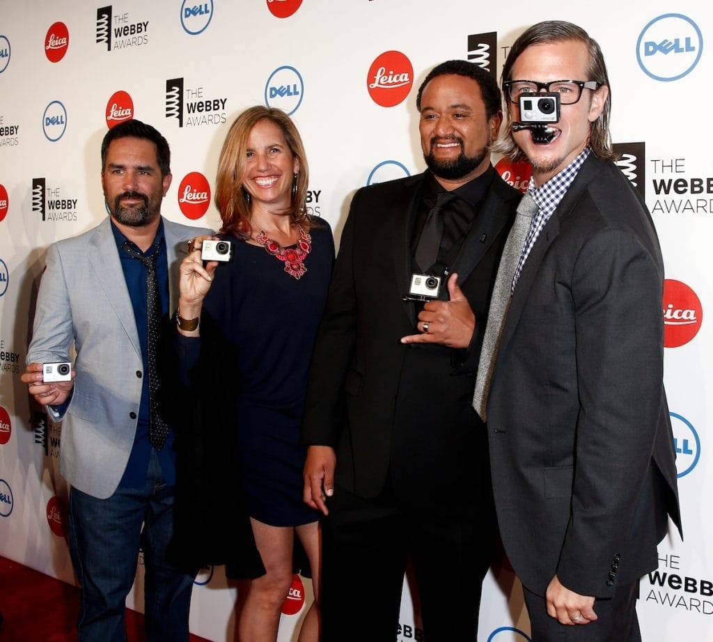 Nick Woodman, ngoài cùng bên phải, đã mang phát minh của mình, máy quay GoPro, đến Lễ trao giải Webby, nơi nhóm của anh đã giành được giải thưởng cho sự hiện diện trên mạng xã hội. (Nguồn: Debby Wong / Shutterstock)