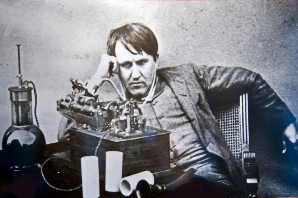 Thomas Edison đã dành nhiều năm mày mò trong phòng thí nghiệm ở New Jersey trước khi bóng đèn sáng lên theo cả nghĩa đen và nghĩa bóng. (Nguồn: Dennis MacDonald / Shutterstock)