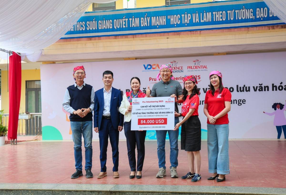 Đại diện Hội Truyền thông số Việt Nam (VDCA), Quỹ Prudence và Prudential Việt Nam trao cam kết tài trợ