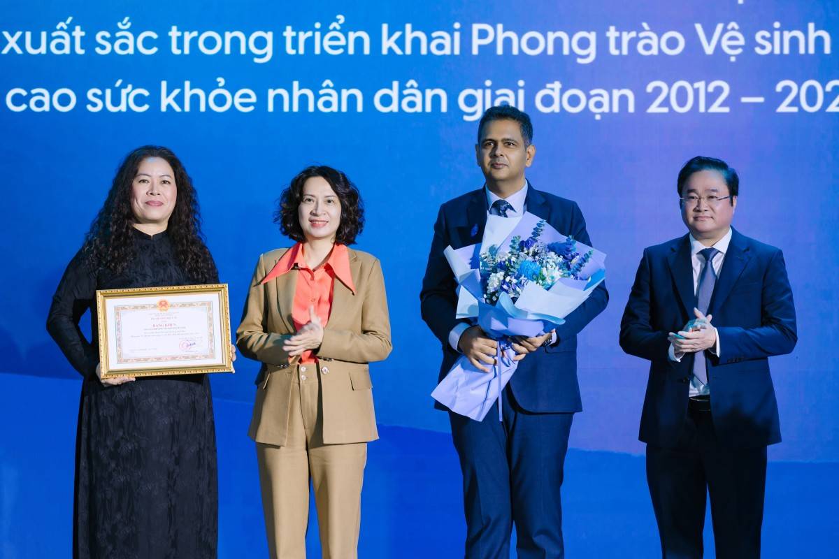 bà Nguyễn Thị Bích Vân - Tổng Giám đốc Quốc gia của Unilever Việt Nam nhận Bằng khen