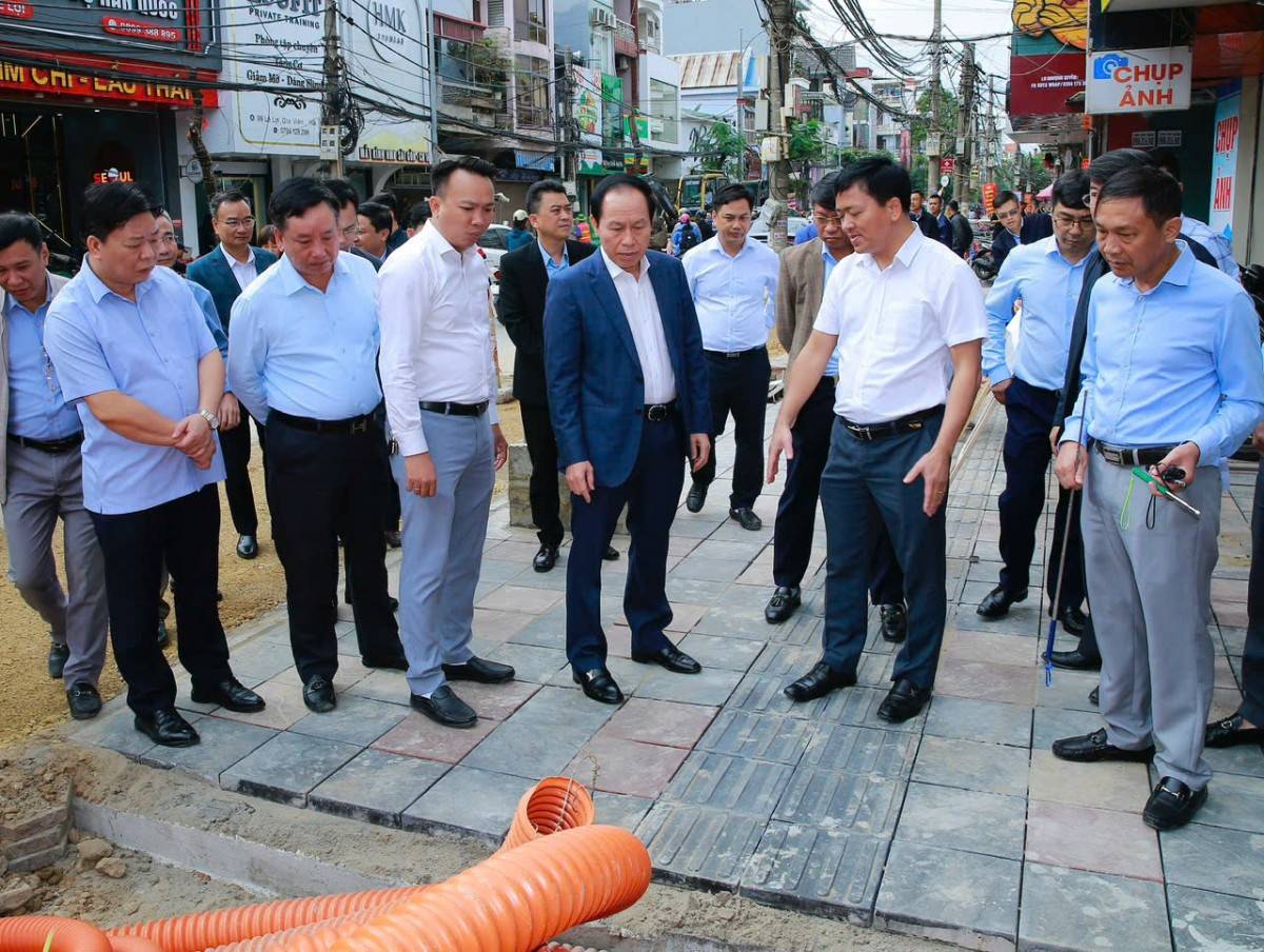 Đồng chí Bí thư Thành ủy đi kiểm tra Dự án cải tạo, mở rộng tuyến đường Lê Lợi.