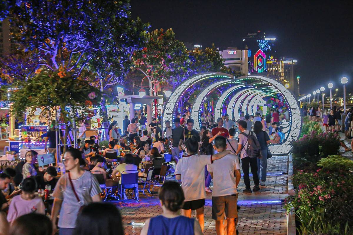 Kinh tế đêm Đà Nẵng chưa phát triển xứng tầm (Ảnh minh họa: Phố đi bộ Bạch Đẳng)