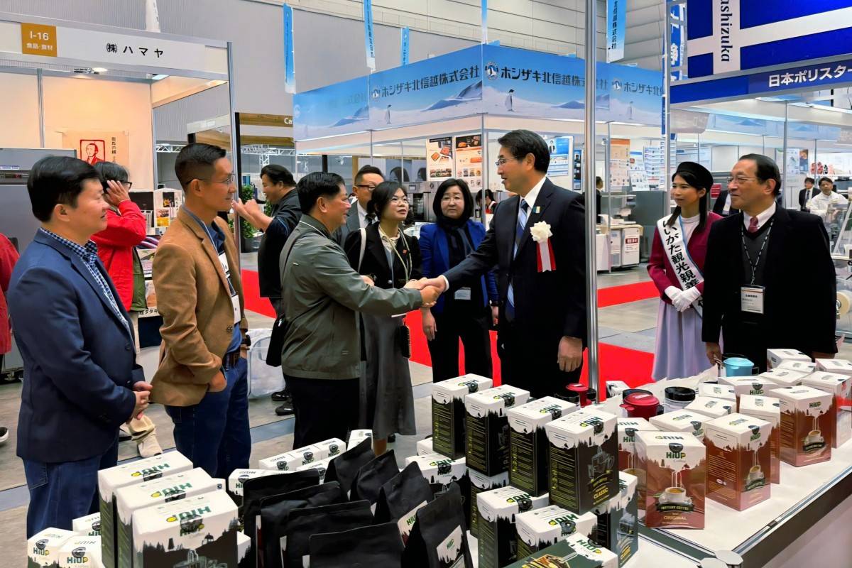  Ông Nakahara Yaichi (đeo hoa trắng trên ngực), Thị trưởng thành phố Niigata thăm gian hàng của Hiệp hội Doanh nghiệp tỉnh Đắk Lắk tại Hội chợ Ẩm thực quốc tế Niigata Food Messe 2025 - lần thứ 17.