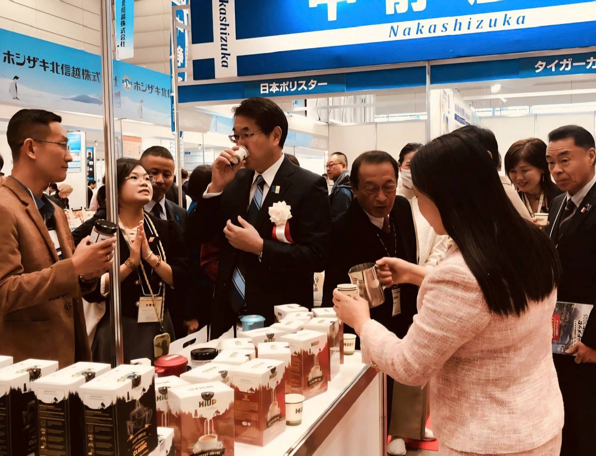 Người dân Nhật Bản tìm hiểu sản phẩm cà phê của Công ty Cổ phần Đầu tư và Phát triển An Thái.