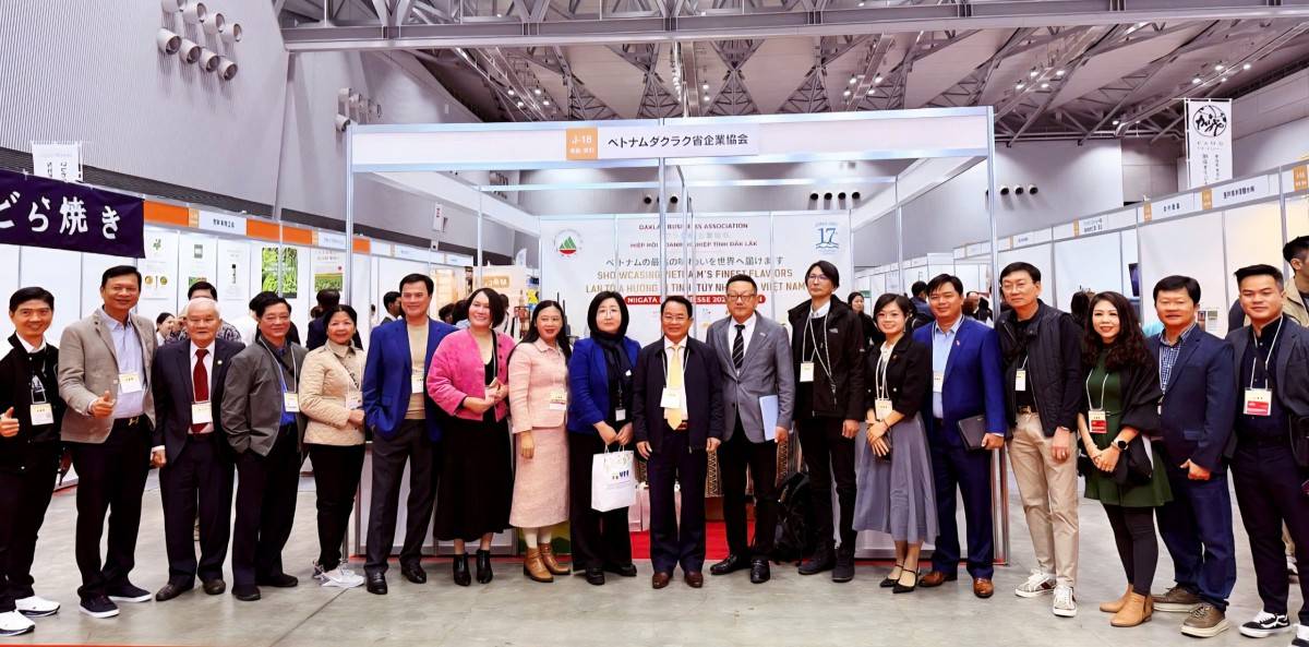  Đoàn Hiệp hội Doanh nghiệp tỉnh Đắk Lắk tham gia hội chợ.