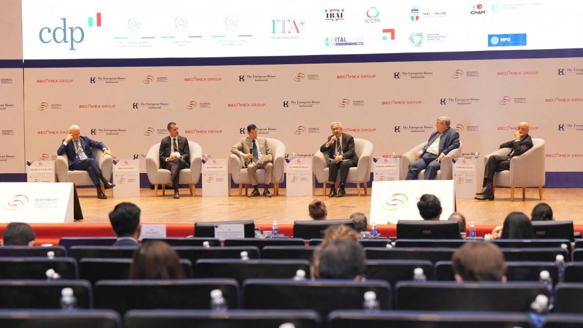 Các phiên thảo luận tại Diễn đàn.