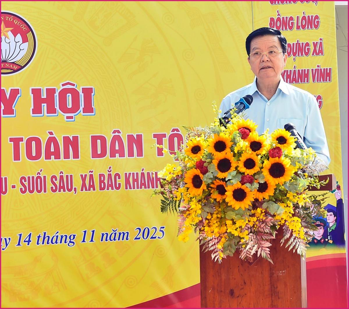 Phó Thủ tướng Chính phủ Mai Văn Chính thăm và tặng quà đồng bào vùng dân tộc Khánh Vĩnh, Khánh Hòa