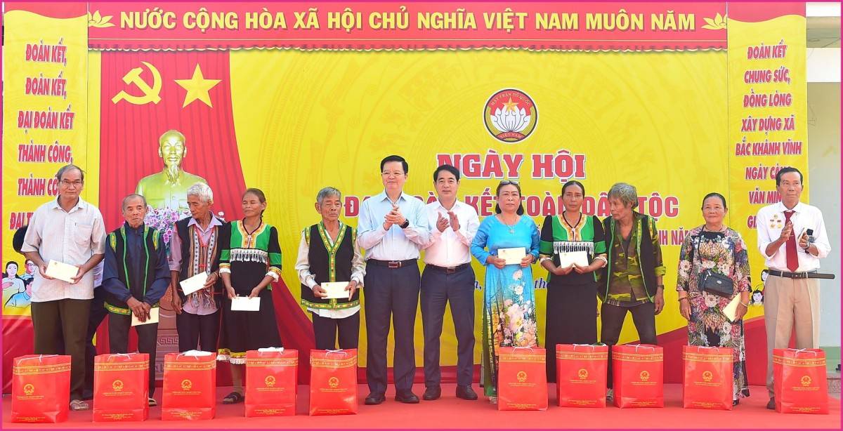 Phó Thủ tướng Chính phủ Mai Văn Chính thăm và tặng quà đồng bào vùng dân tộc Khánh Vĩnh, Khánh Hòa