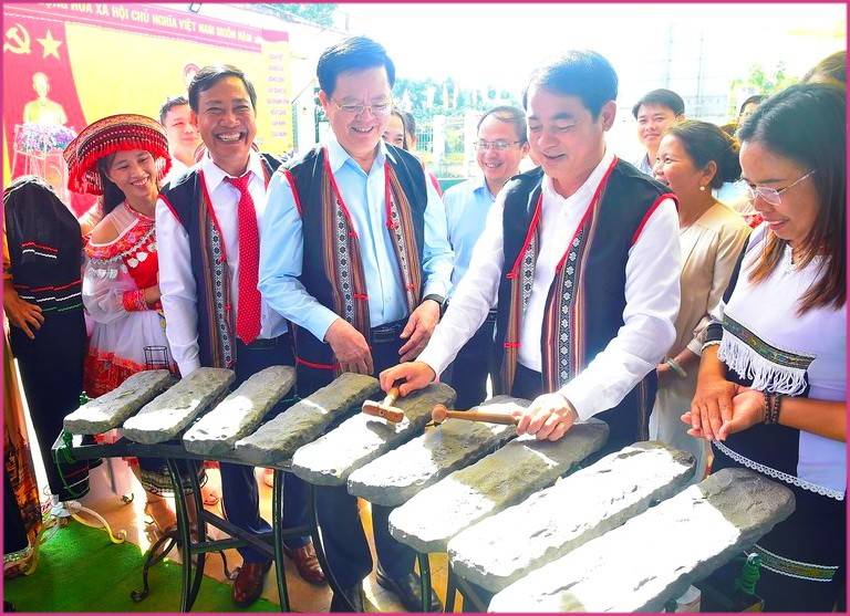 Phó Thủ tướng Mai Văn Chính dự Ngày hội Đại đoàn kết tại xã Bắc Khánh Vĩnh, Khánh Hòa