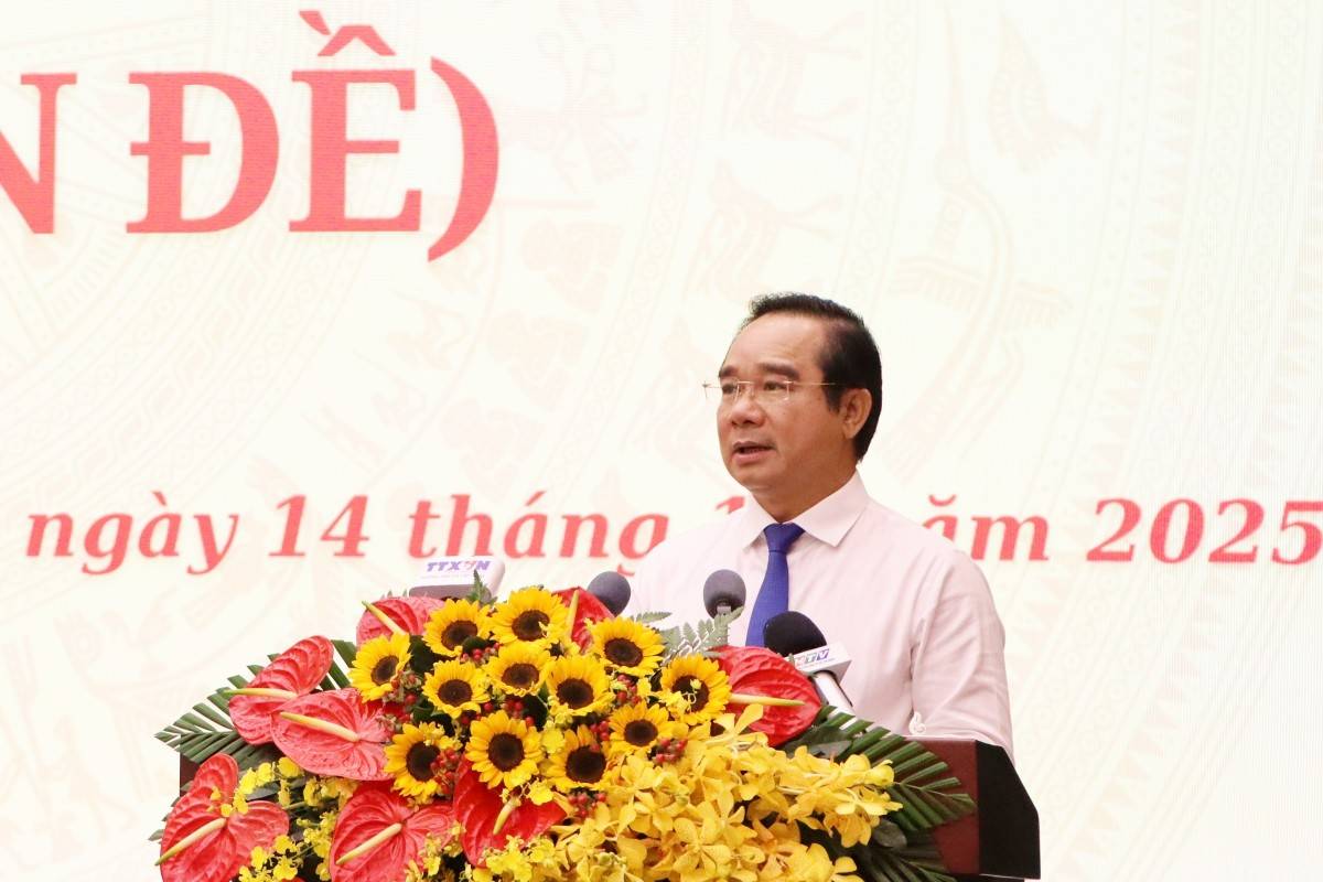 Chủ tịch UBND Thành phố Nguyễn Văn Được trình bày các Tờ trình giới thiệu nhân sự