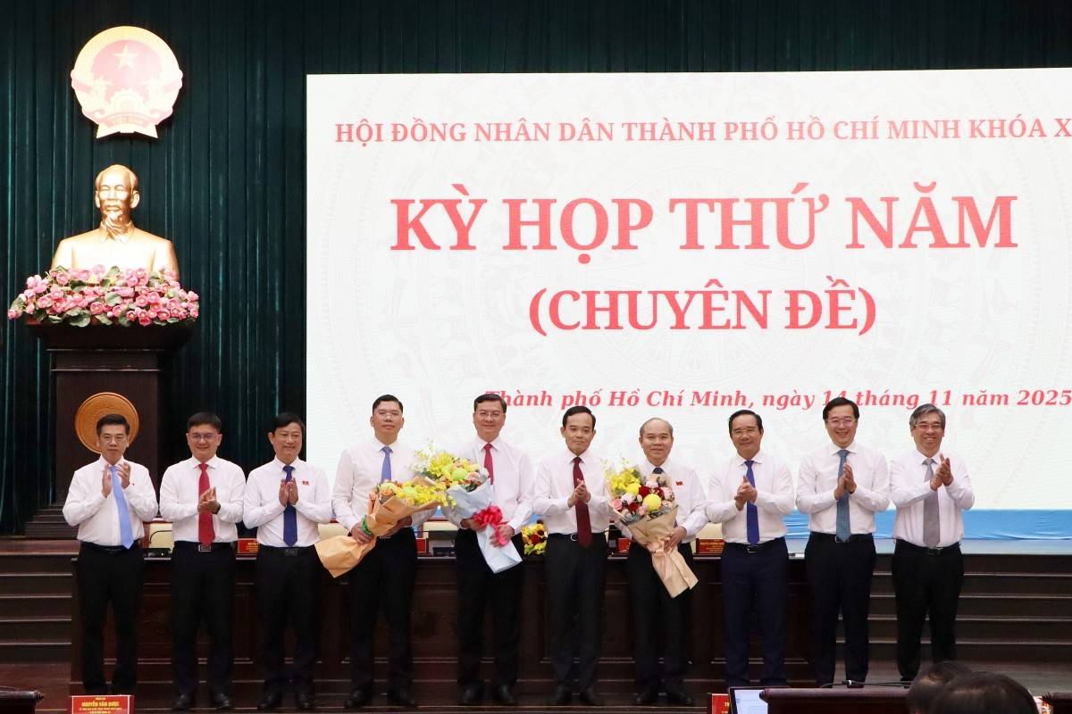 Lãnh đạo Thành phố tặng hoa chúc mừng các cán bộ trúng cử chức danh Phó Chủ tịch UBND Thành phố 