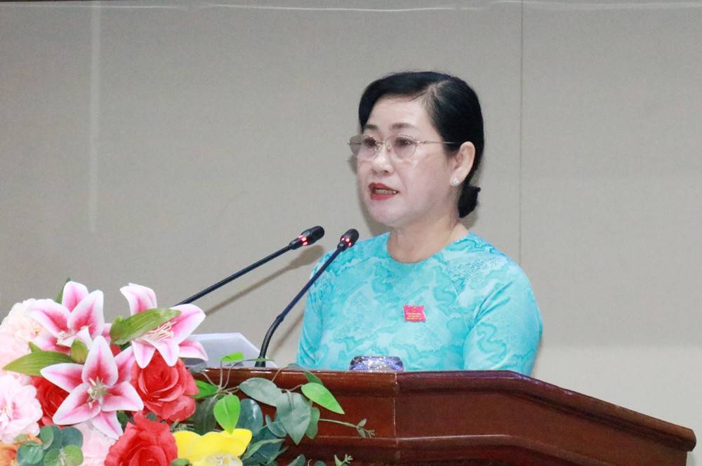 Chủ tịch Hội đồng nhân dân tỉnh Châu Thị Mỹ Phương ghi nhận tinh thần làm việc trách nhiệm của các đại biểu trong quá trình nghiên cứu, thảo luận và thống nhất thông qua các nghị quyết 