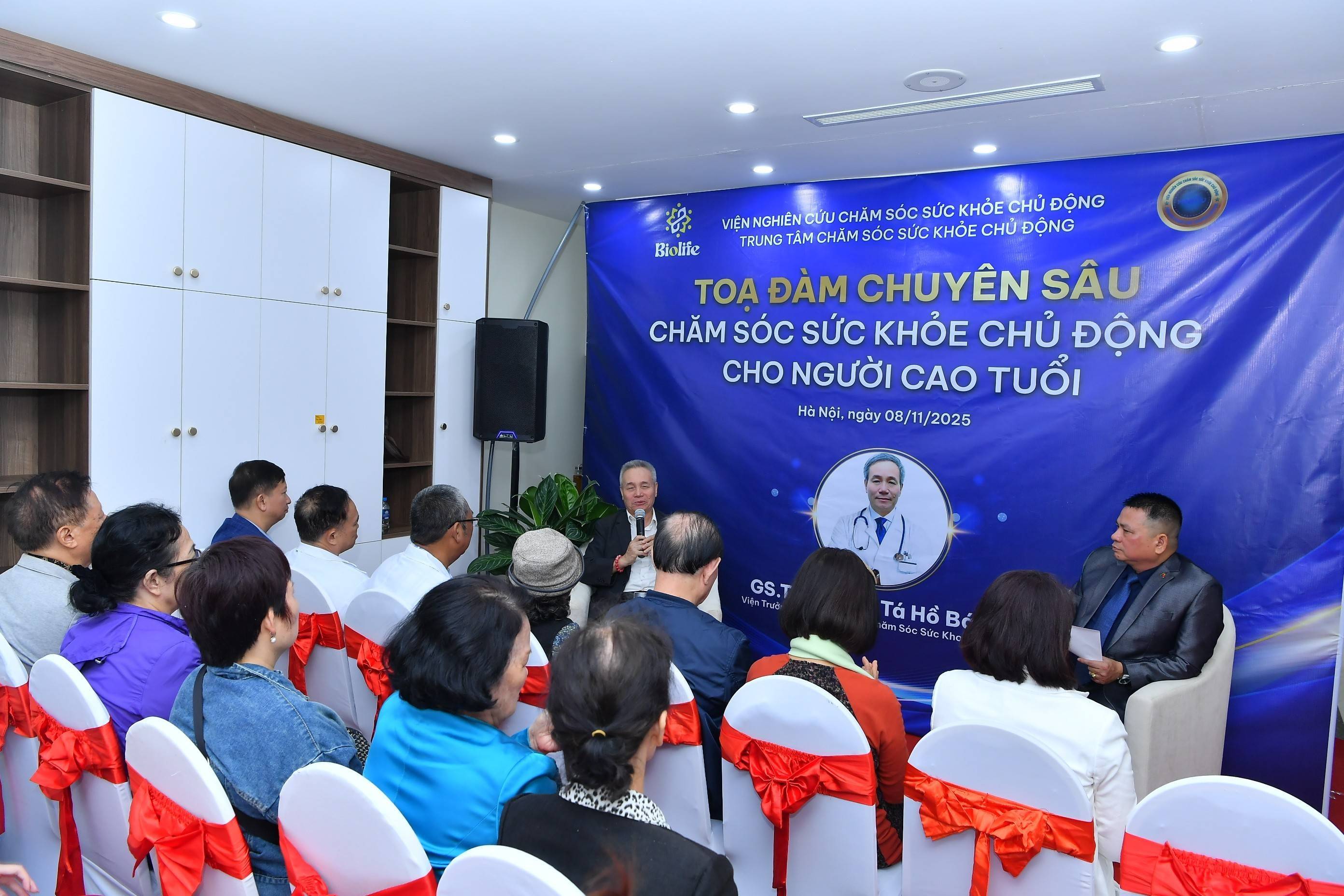 Tăng cường chăm sóc sức khỏe chủ động cho người cao tuổi trong mùa đông lạnh giá