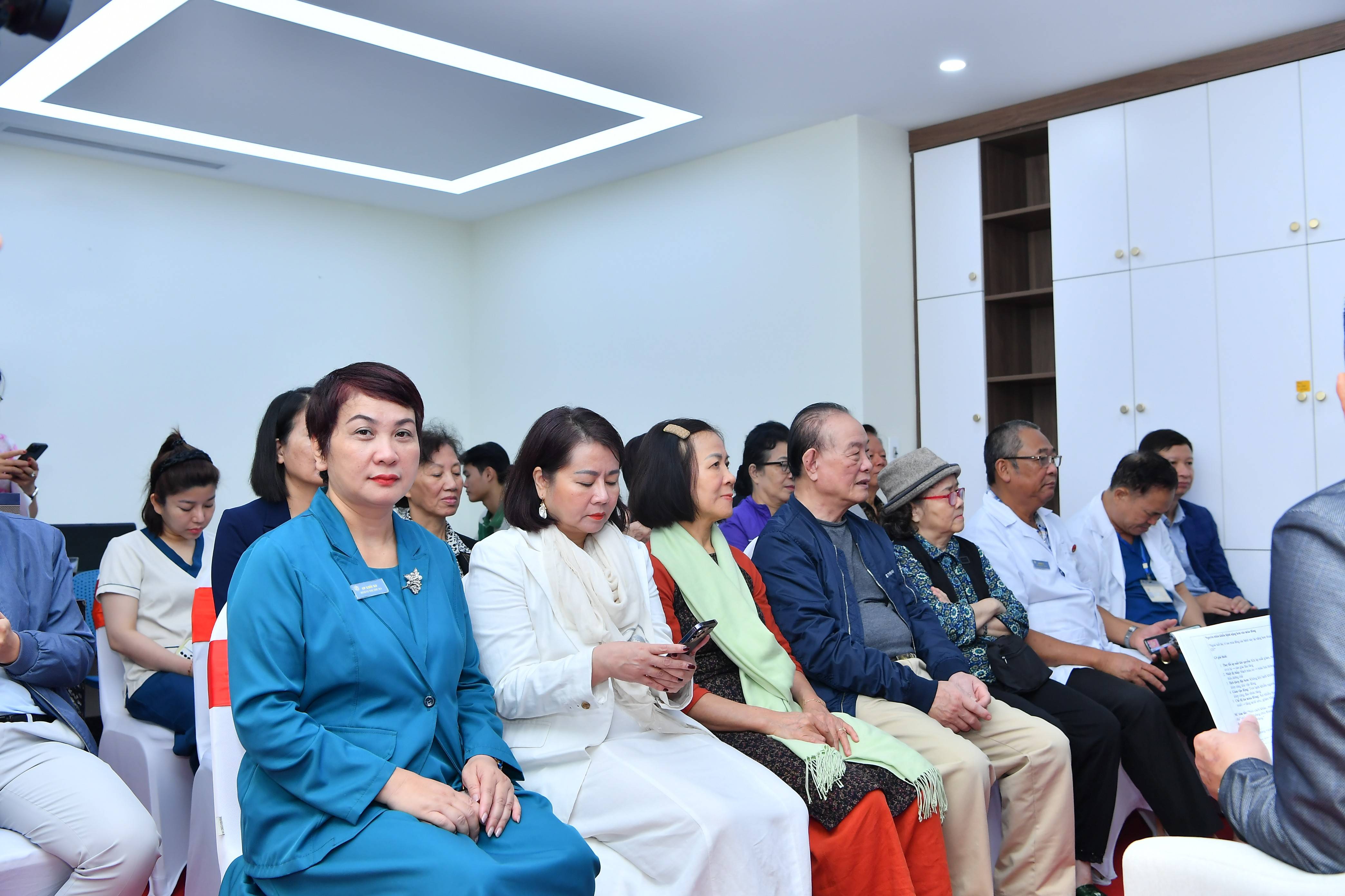 Tăng cường chăm sóc sức khỏe chủ động cho người cao tuổi trong mùa đông lạnh giá