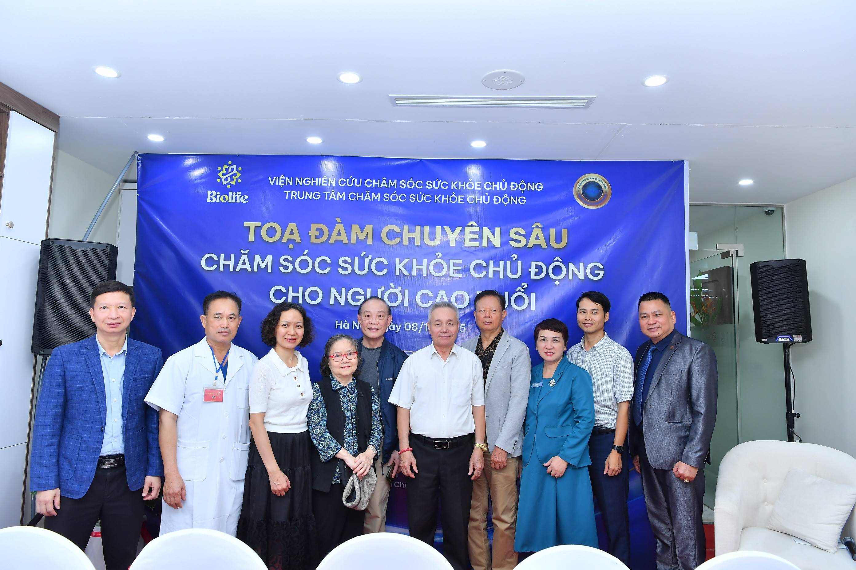 Tăng cường chăm sóc sức khỏe chủ động cho người cao tuổi trong mùa đông lạnh giá