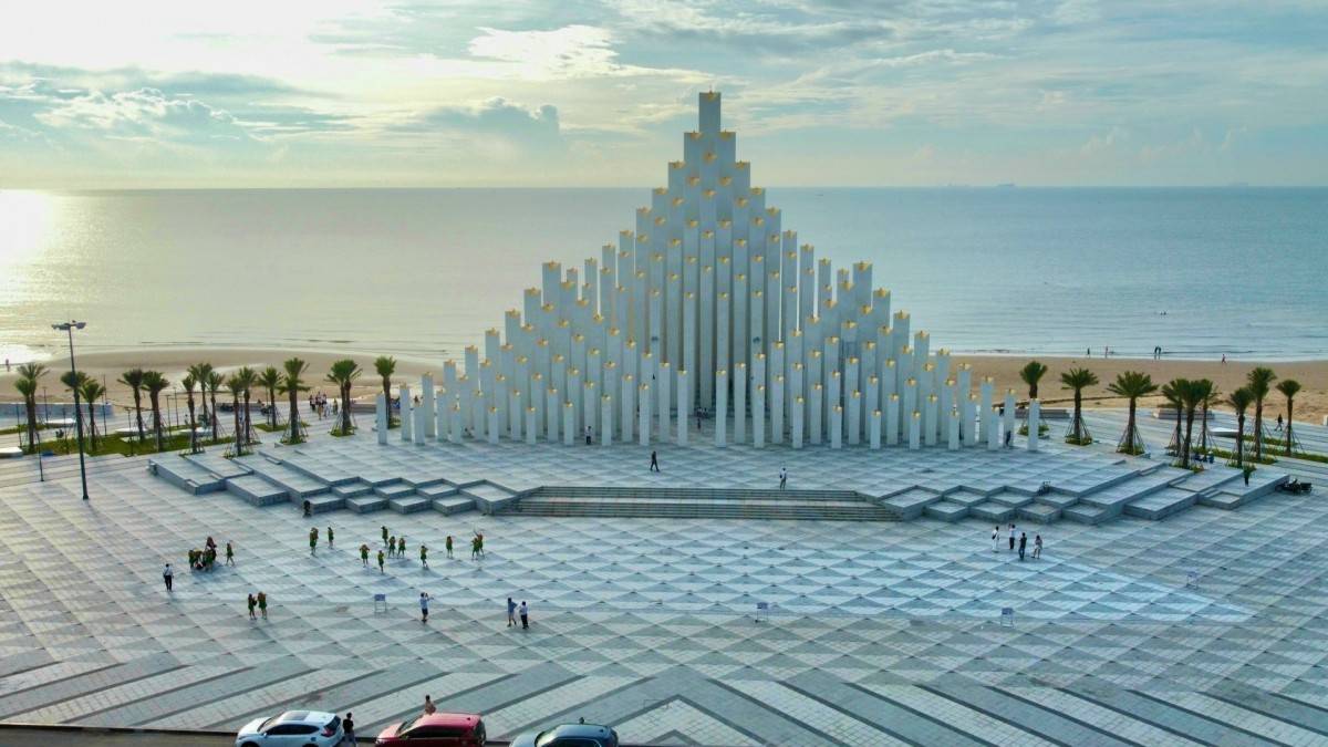 tháp Tam Thắng nằm tại công viên Bãi Sau - Vũng Tàu đã được đưa vào hoạt động. Công trình vừa mang ý nghĩa văn hóa của vùng đất Vũng Tàu vừa mang dấu ấn thiết kế hiện đại đã và đang trở thành biểu tượng mới giúp Vũng Tàu thu hút du khách.