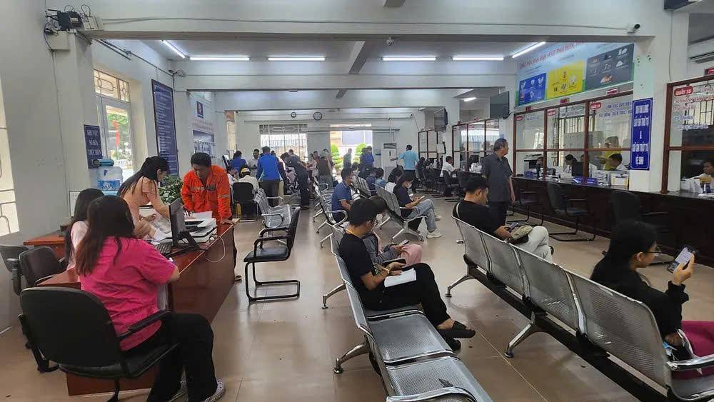 phường Vũng Tàu, ngay từ sáng đến chiều, số lượng người dân đến làm thủ tục hành chính rất đông, ước vài trăm lượt người, 