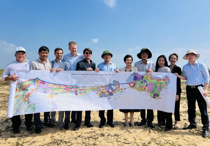 Hai bên chụp hình lưu niệm và cam kết xúc tiến những hoạt động đầu tư tiếp theo.