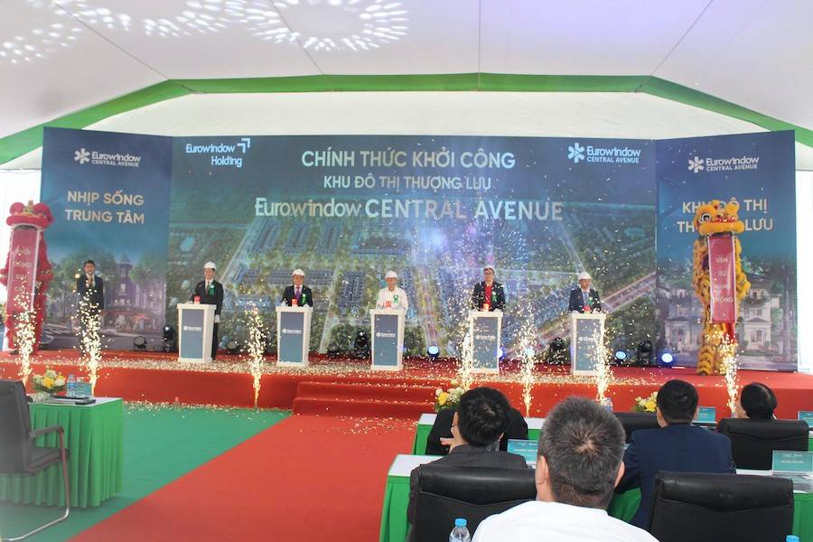 Chủ đầu tư và các đại biểu thực hiện nghi thức khởi công