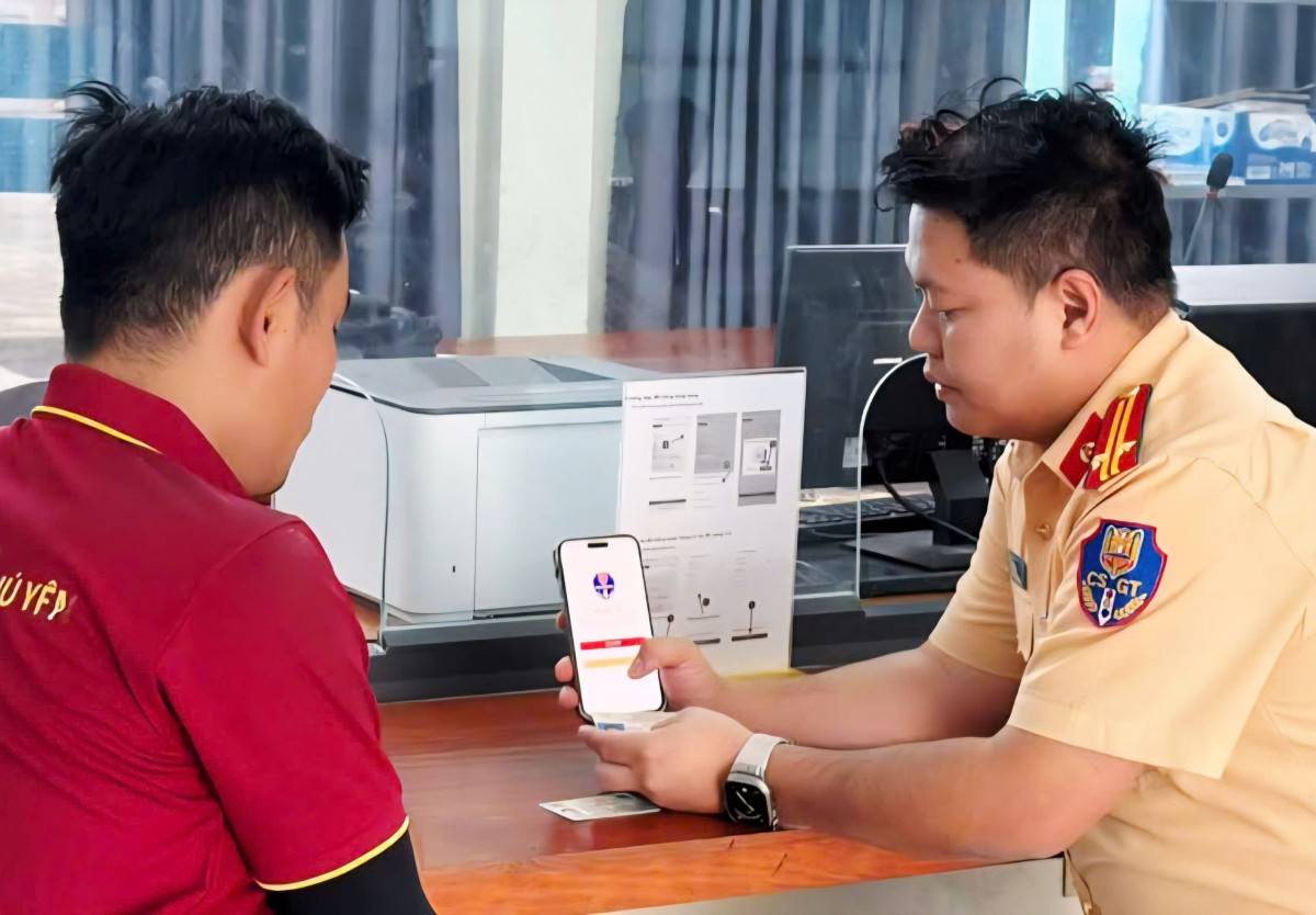 Cảnh sát giao thông Đắk Lắk  hướng dẫn, hỗ trợ người dân cài đặt, sử dụng ứng dụng VNeTraffic