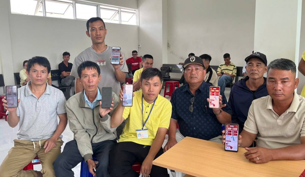 Cảnh sát giao thông Đắk Lắk  hướng dẫn, hỗ trợ người dân cài đặt, sử dụng ứng dụng VNeTraffic