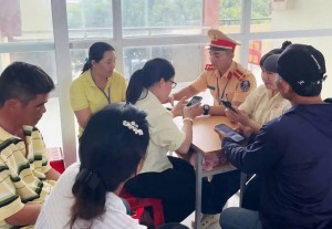 Cảnh sát giao thông Đắk Lắk  hướng dẫn, hỗ trợ người dân cài đặt, sử dụng ứng dụng VNeTraffic