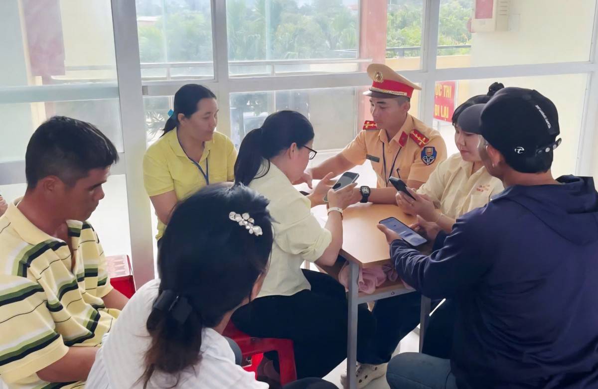 Cảnh sát giao thông Đắk Lắk  hướng dẫn, hỗ trợ người dân cài đặt, sử dụng ứng dụng VNeTraffic