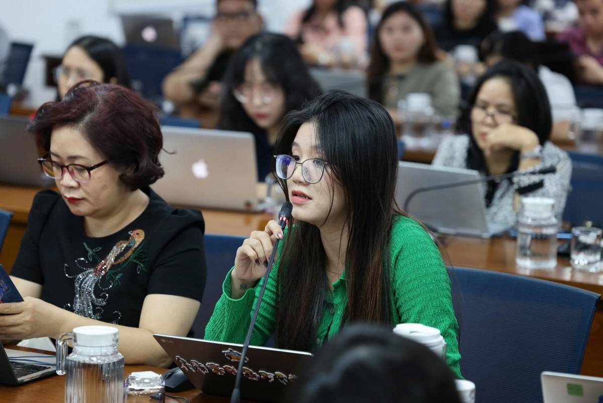 Các phóng viên đang đặt câu hỏi tại buổi họp báo