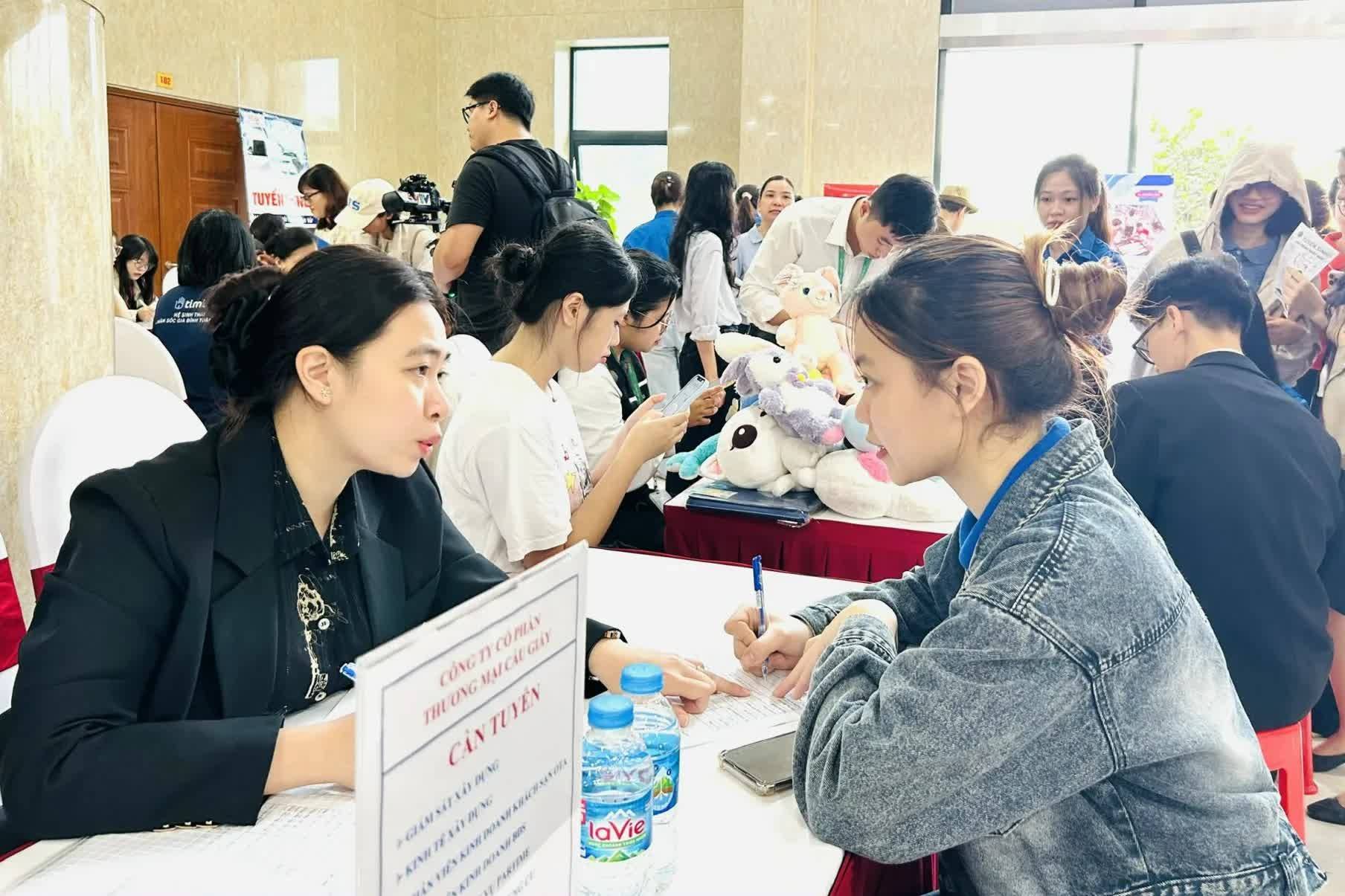 Hà Nội: Thị trường việc làm cuối năm sôi động, lương cao, nhiều cơ hội hấp dẫn