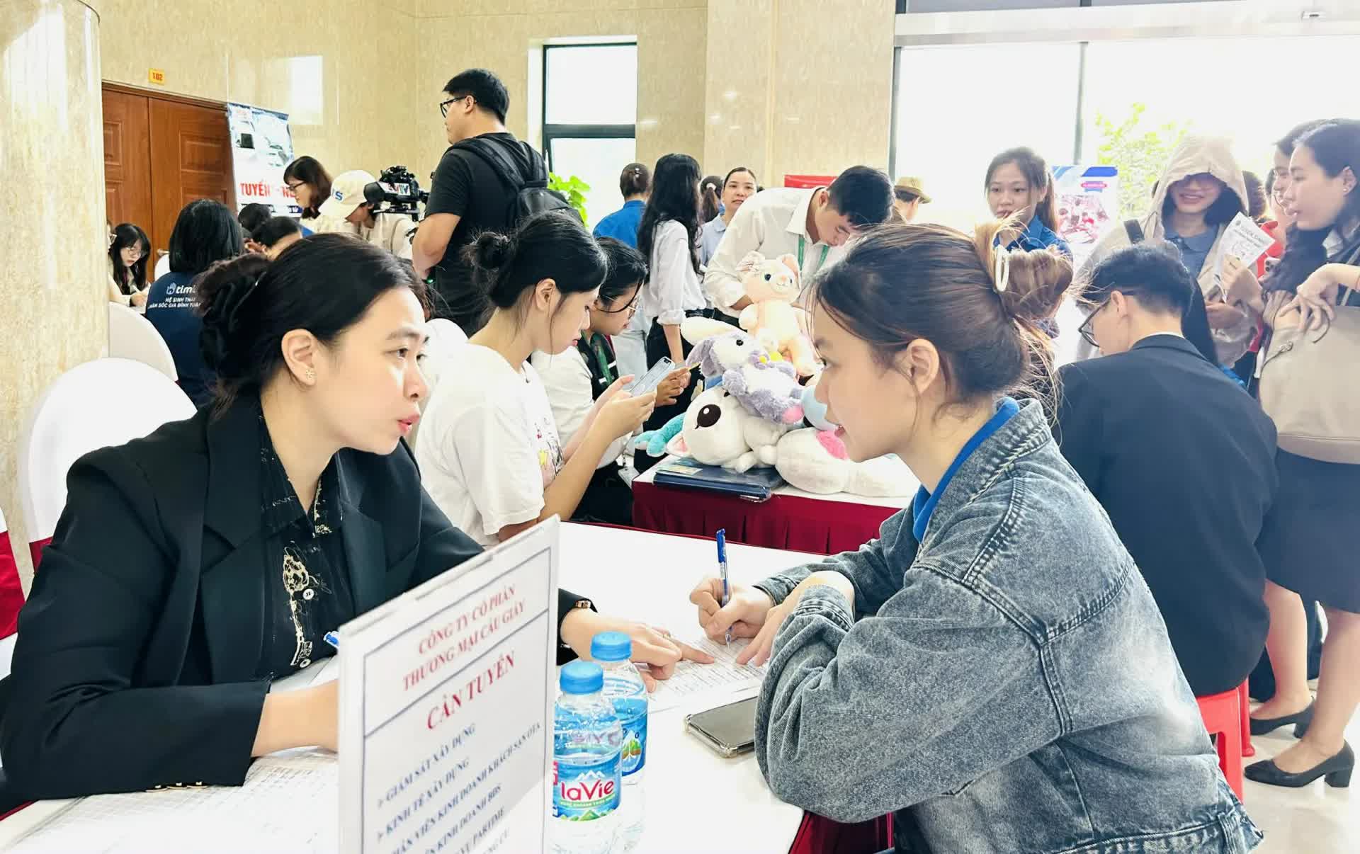 Hà Nội: Thị trường việc làm cuối năm sôi động, lương cao, nhiều cơ hội hấp dẫn