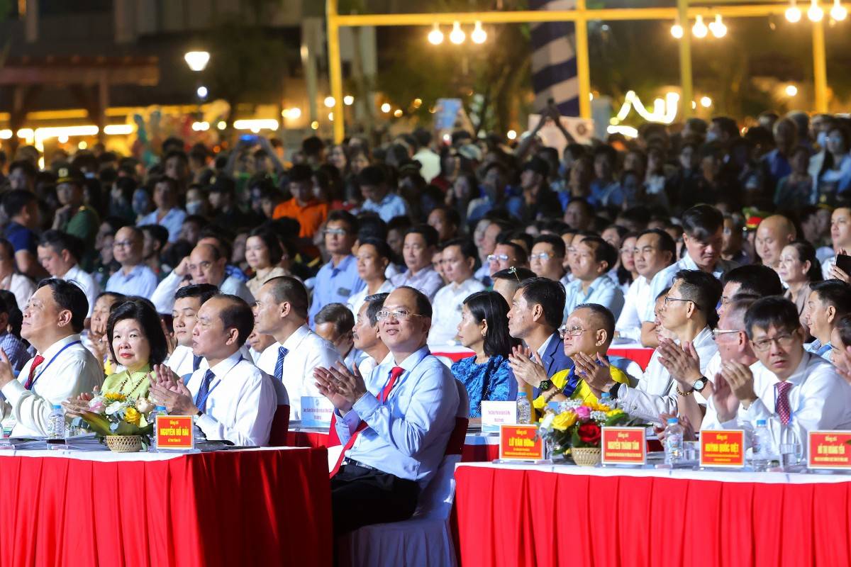 lãnh đạo các Bộ, ngành Trung ương, các nhà khoa học, doanh nghiệp, nhà đầu tư trong và ngoài nước cùng đông đảo người dân và du khách. 