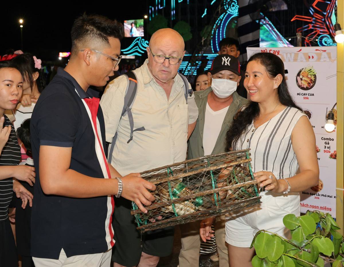 Du khách tham quan tại Ngày hội Cua Cà Mau