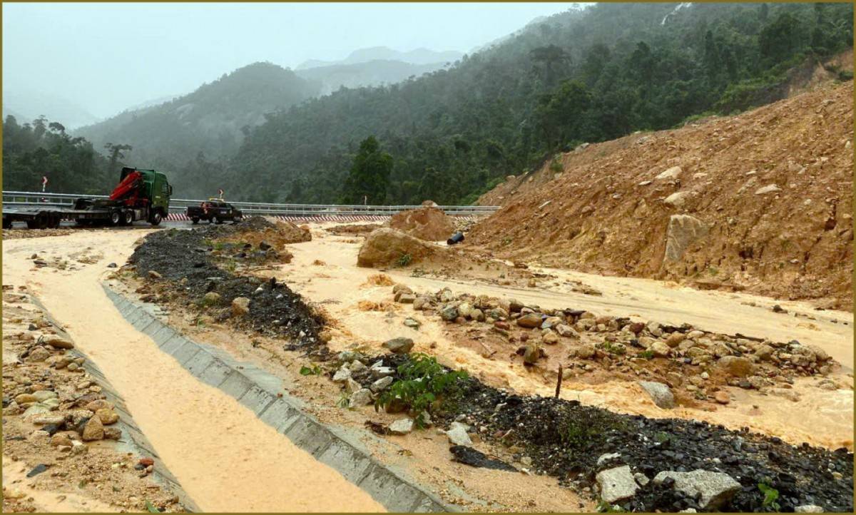 Khánh Hòa: Mưa lớn gây lũ báo động cấp 3, nhiều tuyến đường ngập sâu