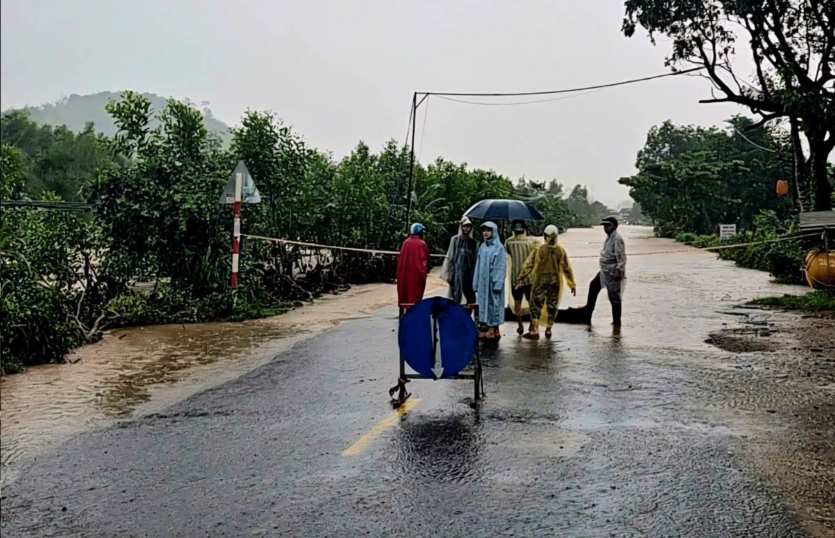  Quốc lộ 29 qua xã Sông Hinh, tỉnh Đắk Lắk bị ngập cục bộ, ngành chức năng không cho người dân và các phương tiện đi lại để đảm bảo an toàn.