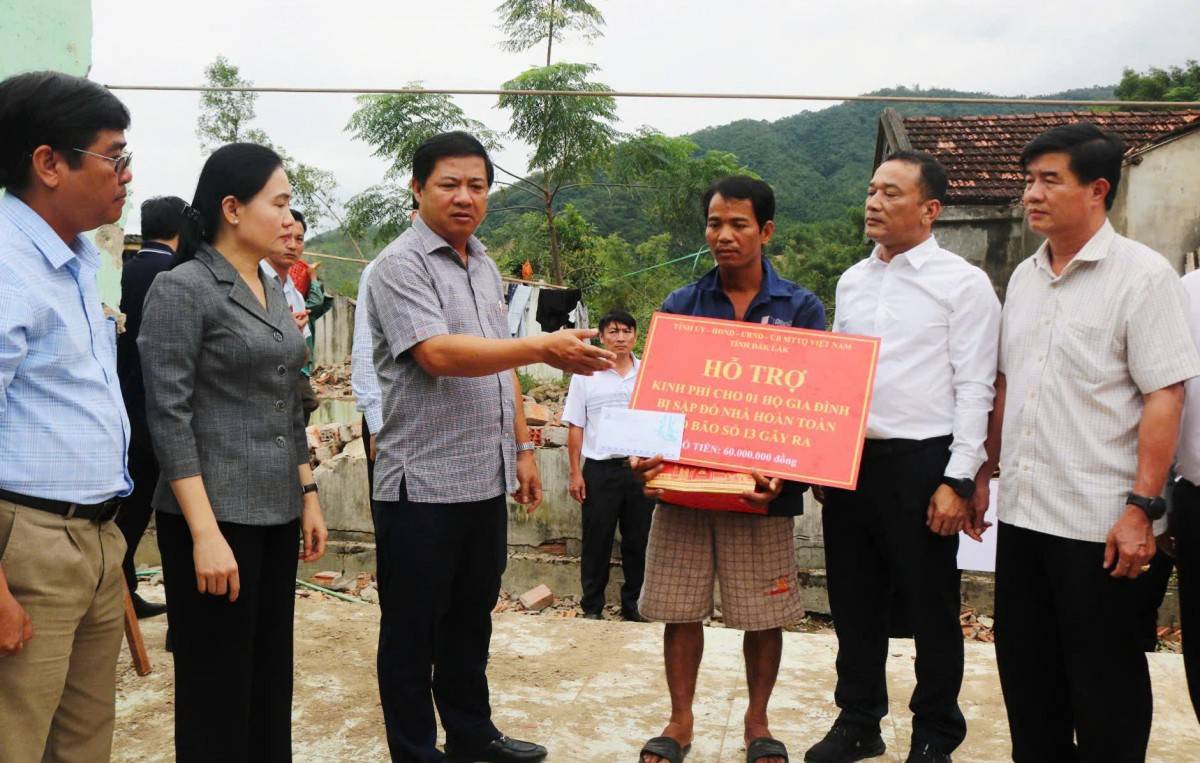 Ông Lương Nguyễn Minh Triết, Bí thư Tỉnh ủy và các đồng chí trong đoàn công tác của tỉnh Đắk Lắk thăm và trao quà hỗ trợ cho gia đình ông La O Lý, ở xã Phú Mỡ có nhà bị sập hoàn toàn do bão số 13 gây ra.