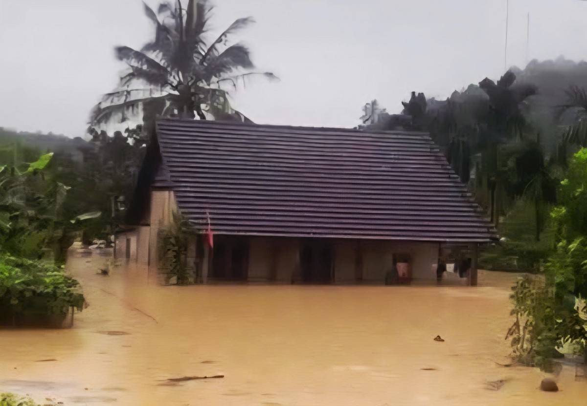 Mưa lớn từ ngày 16 - 17/11 làm nhiều khu vực ở xã Yang Mao, tỉnh Đắk Lắk ngập sâu trong nước.