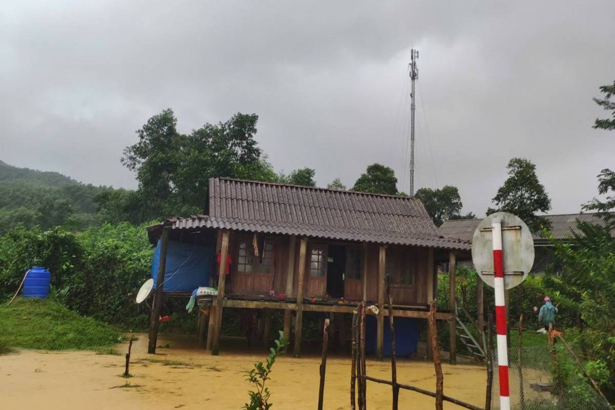 Quảng Trị: Lũ lên nhanh ở Đakrông, nhiều tuyến giao thông bị chia cắt, sạt lở
