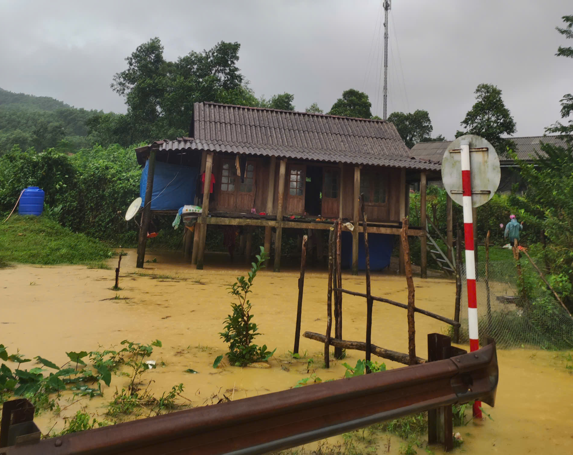 Quảng Trị: Lũ lên nhanh ở Đakrông, nhiều tuyến giao thông bị chia cắt, sạt lở