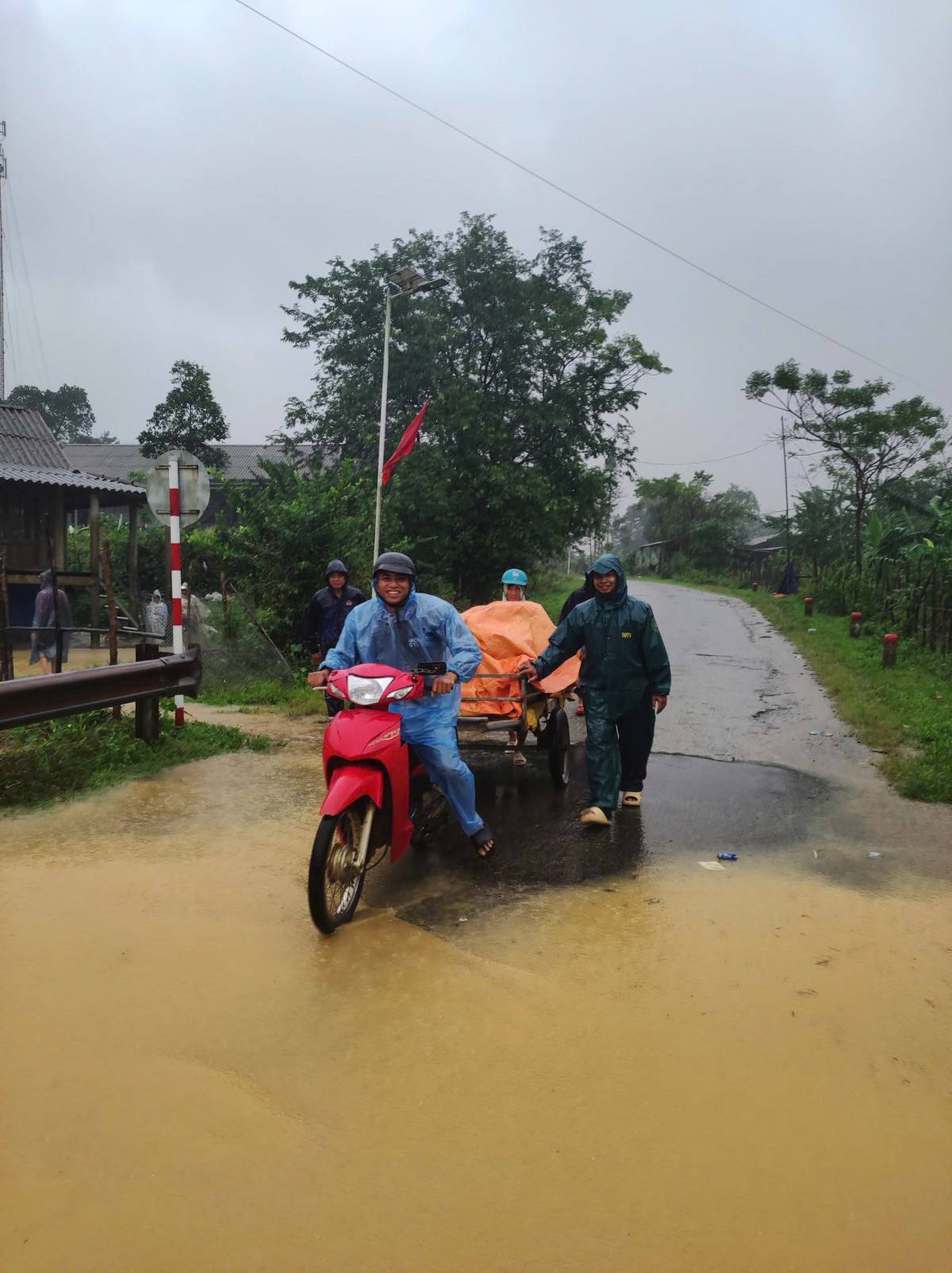 Quảng Trị: Lũ lên nhanh ở Đakrông, nhiều tuyến giao thông bị chia cắt, sạt lở